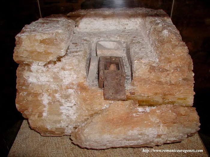LIPSANOTECA, EN HORNACINA A LOS PIES DEL TEMPLO